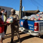 Patrulha Solidária entrega cestas básicas e peças de roupas para famílias que foram atingidas pelas chuvas  em Vitória da Conquista